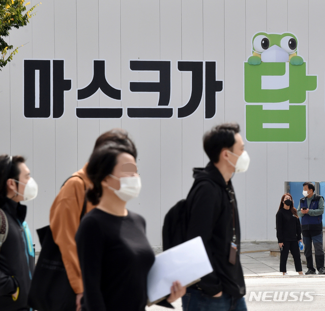 [수원=뉴시스] 김종택기자 = 신종 코로나바이러스 감염증(코로나19) 예방을 위한 대중교통,의료기관,학원 등 마스크 착용 의무화 계도기간 첫날인 13일 경기 수원시청 사거리 외벽에 '마스크가 답이다' 캠페인 홍보물이 부착돼 있다. 2020.10.13.jtk@newsis.com