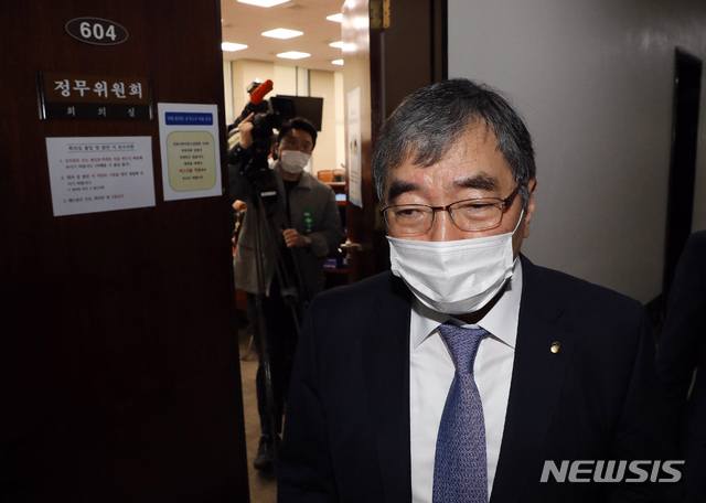 [서울=뉴시스] 김선웅 기자 = 윤석헌 금융감독원장이 지난해 10월 13일 서울 여의도 국회에서 열린 정무위원회의 금융감독원에 대한 국정감사에서 오전 질의를 마치고 회의장을 나서고 있다. (공동취재사진) 2020.10.13. photo@newsis.com