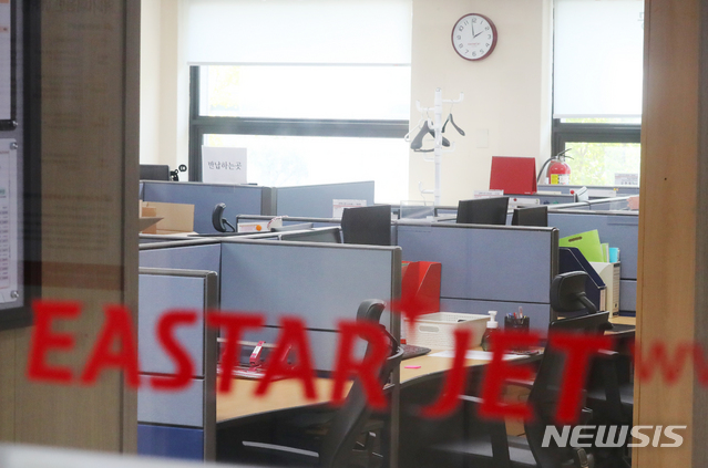 [서울=뉴시스]배훈식 기자 = 이스타항공의 대규모 구조조정을 하루 앞둔 13일 오후 서울 강서구 이스타항공 본사 사무실 곳곳의 빈 자리가 눈에 띄고 있다. 이스타항공은 오는 14일 보유 항공기 6대를 운항하는 데 필요한 인력을 제외한 직원 605명을 정리해고 한다. 2020.10.13. dahora83@newsis.com