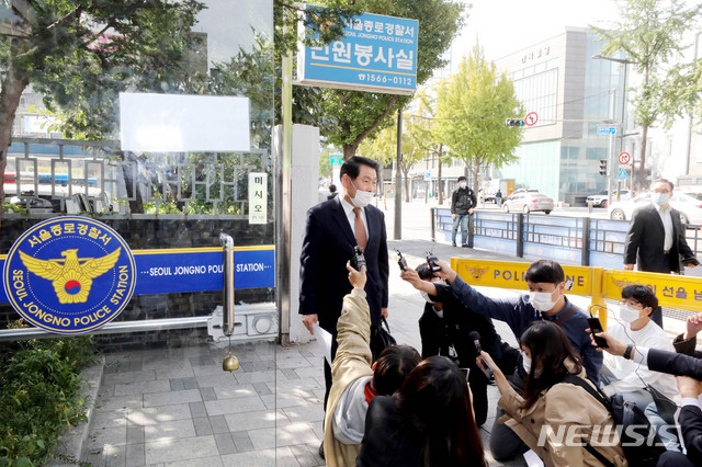 [서울=뉴시스]김병문 기자 = 최인식 815비상대책위원회(815비대위) 사무총장이 13일 오후 서울 종로경찰서에서 오는 18일과 25일 광화문광장 옆 도로 1000명 규모의 야외 예배집회에 대한 신고서를 제출하기에 앞서 취재진 질문에 답변하고 있다. 2020.10.13. dadazon@newsis.com