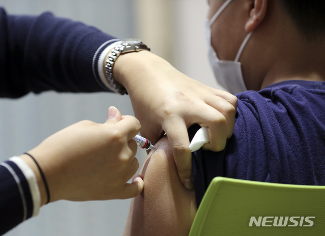 [서울=뉴시스]최진석 기자 = 정부가 만 13~18세 이하 청소년을 대상으로 독감 국가 예방접종 사업을 시작한 13일 서울 동대문구 한국건강관리협회 건강증진의원 서울동부지부에서 한 학생이 독감 예방 접종을 하고 있다. 2020.10.13. myjs@newsis.com