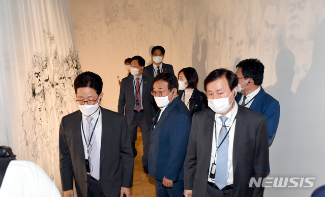 [광주=뉴시스] 류형근 기자 = 국회 문화체육관광위원회 의원들이 13일 오후 광주 동국 국립아시아문화전당에서 광주비엔날레 특별전 '메이투데이' 작품을 보고 있다. 2020.10.13. hgryu77@newsis.com