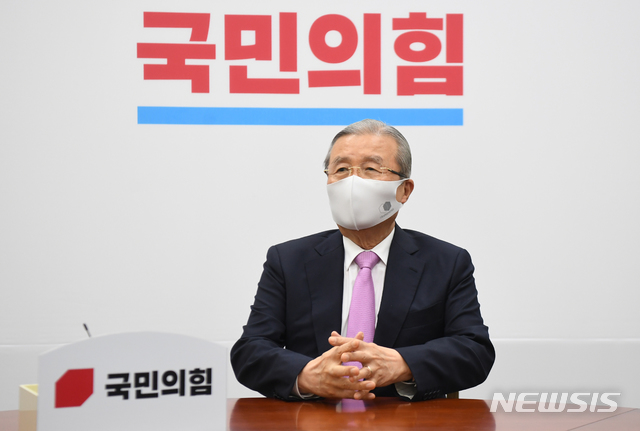 [서울=뉴시스]김선웅 기자 = 김종인 국민의힘 비상대책위원장이 지난 13일 서울 여의도 국회에서 주요 대학병원장들을 면담하고 있다. (공동취재사진) 2020.10.13. photo@newsis.com