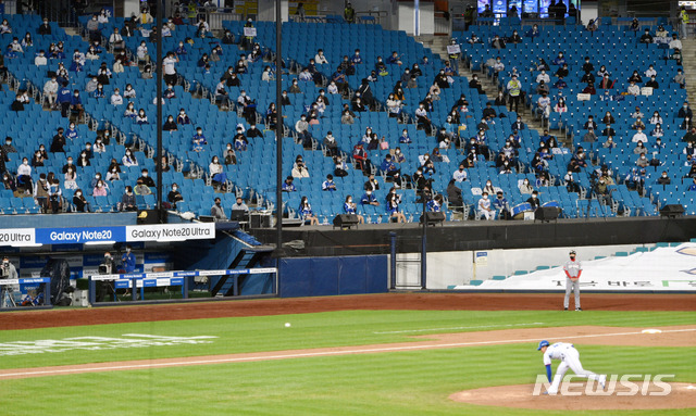 [대구=뉴시스] 이무열 기자 = 사회적 거리두기가 1단계로 조정되며 관중 수용이 가능해진 13일 오후 대구 수성구 삼성라이온즈파크에서 열린 프로야구 ‘2020 신한은행 SOL KBO리그’ SK 와이번스 대 삼성 라이온즈 경기를 찾은 관중들이 거리를 두어 관람하고 있다. 2020.10.13.lmy@newsis.com