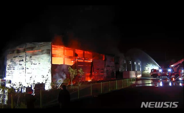 [경산=뉴시스]김정화 기자 = 경산시 하양읍 대학리의 한 인테리어 자재 보관창고에서 지난 13일 오후 10시24분께 불이 나 건물 1개동 등을 태워 4억5000여만원(소방서 추산) 상당의 재산피해를 내고 3시간6분만에 진화됐다. (사진 = 경북소방안전본부 제공) 2020.10.14. photo@newsis.com