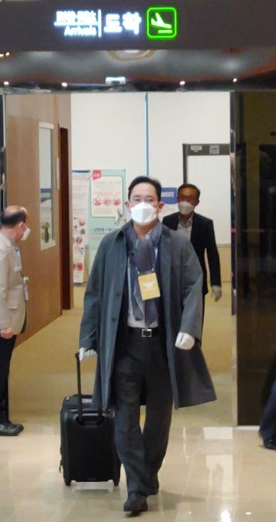 [김포공항=뉴시스] 이재용 삼성전자 부회장과 김기남 삼성전자 부회장이 14일 서울김포비즈니스항공센터(SGBAC, Seoul Gimpo Business Aviation Center)를 통해 입국하고 있다.&nbsp; 