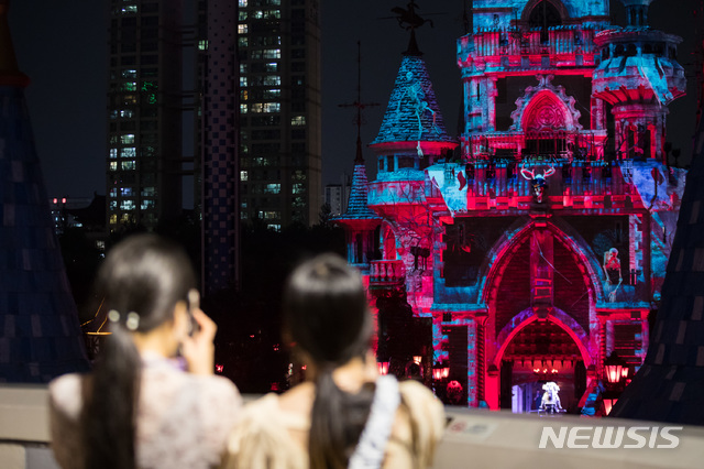 [서울=뉴시스]롯데월드 어드벤처 매직아일랜드의 '매직캐슬 라이츠업' 