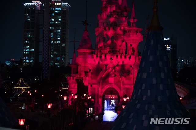 [서울=뉴시스]롯데월드 어드벤처 매직아일랜드의 '매직캐슬 라이츠업' 
