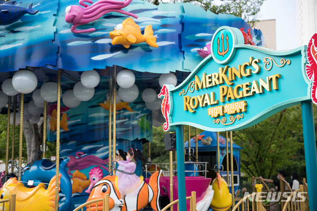 [서울=뉴시스]롯데월드 어드벤처 매직아일랜드의 '머킹의 회전목마' 