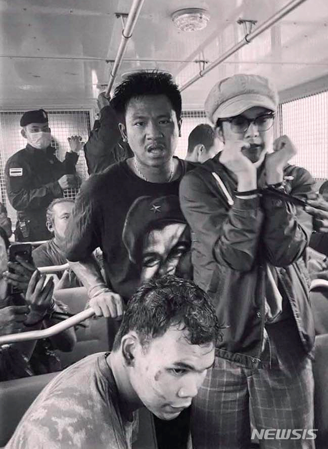 [광주=뉴시스] 지난 13일 오후 4시(태국 현지시간) 집회를 준비하던 중 임의 체포된 시위자들.태국 블루팝(blue-pop) The Bottom Blues 밴드 리더(수갑)와 2017 광주인권상 수상자 자투팟(뒤). (사진 = 5·18기념재단 제공) 2020.10.14. 