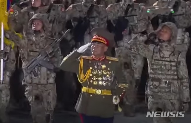 [서울=뉴시스] 북한 조선중앙TV가 지난 10일 노동당 창건 75주년 열병식 영상에서 제1군단장으로 소개된 박수일. 2020.10.14. (사진=조선중앙TV 캡처) photo@newsis.com