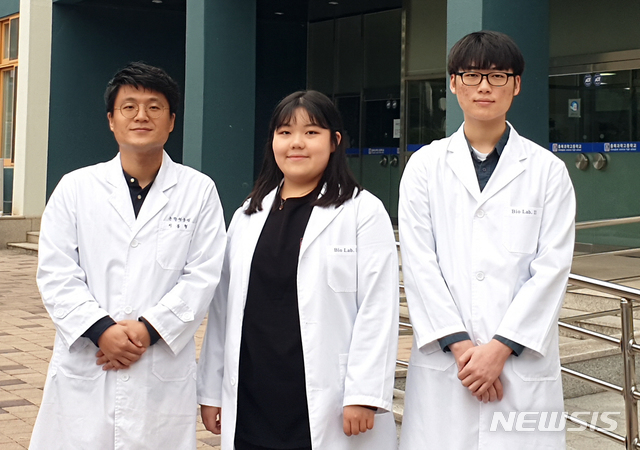 [청주=뉴시스] 인진연 기자 = 충북과학고등학교 학생들이 17회 화학탐구프런티어 페스티벌(페스티벌)에서 출전학생 전체 수상으로 제패하는 기염을 토했다. 사진은 대상을 수상한 '응답하라Co19'팀 이봉형 지도교사, 김시은, 박호준 학생. (사진=충북교육청 제공) 2020.10.14photo@newsis.com