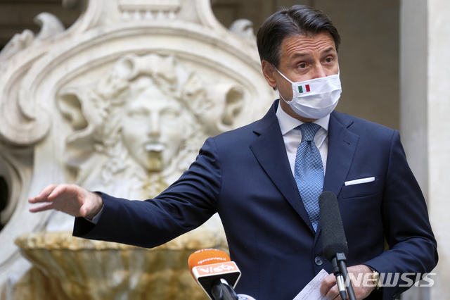 [로마=AP/뉴시스]주세페 콘테 이탈리아 총리가 13일(현지시간) 로마에서 기자회견을 하고 있다. 콘테 총리는 이탈리아에 코로나19가 재확산하면서 한층 수위를 높인 코로나19 행정명령의 세부 내용을 공개했다. 이탈리아의 코로나19 하루 신규 확진자 수는 5천901명, 사망자 수는 41명(이상 13일 기준)이고 누적 확진자 수는 36만5467명, 사망자는 3만6246명으로 집계됐다. 2020.10.14. 