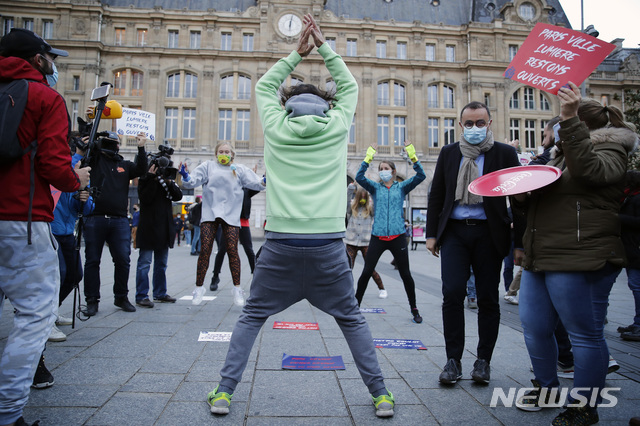 [파리=AP/뉴시스]13일(현지시간) 프랑스 파리의 생라자르 역 앞에서 술집 주인들과 직원들이 정부의 코로나19 확산 예방을 위한 술집과 실내 스포츠 시설 폐쇄에 반대하며 운동 시위를 하고 있다. 프랑스에서 코로나19가 급속도로 재확산하면서 에마뉘엘 마크롱 대통령이 14일 대국민 담화를 할 것으로 알려졌다. 프랑스의 코로나19 누적 확진자 수는 75만6472명, 사망자는 3만2942명으로 집계됐다. 2020.10.14. 