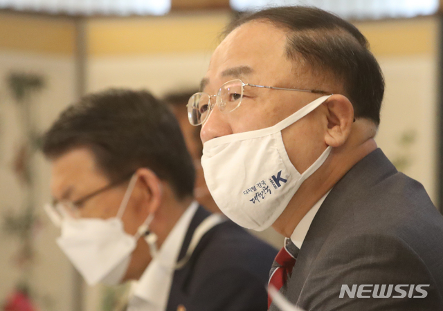 [서울=뉴시스]김명원 기자 = 홍남기 경제부총리겸 기획재정부 장관이 14일 오전 서울 종로구 정부서울청사 국무위원식당에서 열린 부동산 시장 점검 관계장관회의에 참석해 발언하고 있다. 2020.10.14.&nbsp; kmx1105@newsis.com