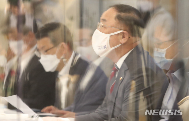 [서울=뉴시스]김명원 기자 = 홍남기 경제부총리겸 기획재정부 장관이 14일 오전 서울 종로구 정부서울청사 국무위원식당에서 열린 부동산 시장 점검 관계장관회의에 참석해 발언하고 있다. 2020.10.14.&nbsp; kmx1105@newsis.com