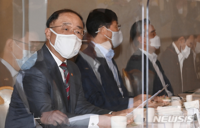[서울=뉴시스]김명원 기자 = 홍남기 경제부총리겸 기획재정부 장관이 14일 오전 서울 종로구 정부서울청사 국무위원식당에서 열린 부동산 시장 점검 관계장관회의에 참석해 발언하고 있다. (공동취재사진) 2020.10.14. photo@newsis.com