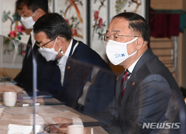 [서울=뉴시스]김명원 기자 = 홍남기 경제부총리겸 기획재정부 장관이 14일 오전 서울 종로구 정부서울청사 국무위원식당에서 열린 부동산 시장 점검 관계장관회의에 참석해 발언하고 있다. (공동취재사진) 2020.10.14.  photo@newsis.com