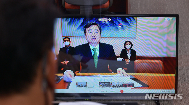 [서울=뉴시스]최동준 기자 = 조현 UN주재 한국대사가 14일 국회에서 열린 외교통일위원회의에 재외공관 영상국감에 출석, 업무보고를 하고 있다. (공동취재사진) 2020.10.14. photo@newsis.com