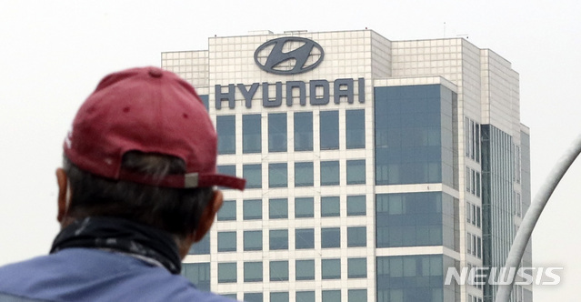 [서울=뉴시스]최진석 기자 = 정의선 현대차그룹 수석부회장이 14일 열린 이사회에서 회장으로 선임 됐다. 20년간 그룹 수장자리를 지켜온 정몽구 회장이 명예회장으로 일선에서 물러나고, 아들 정의선 수석부회장이 회장 자리에 올랐다. 이에 따라 정의선 수석부회장은 정주영, 정몽구 회장에 이어 현대차그룹을 진두지휘하게 된다. 그룹 수석부회장직에 오른 지 2년 1개월만이다. 사진은 이날 현대자동차그룹 본사의 모습. 2020.10.14.&nbsp; myjs@newsis.com