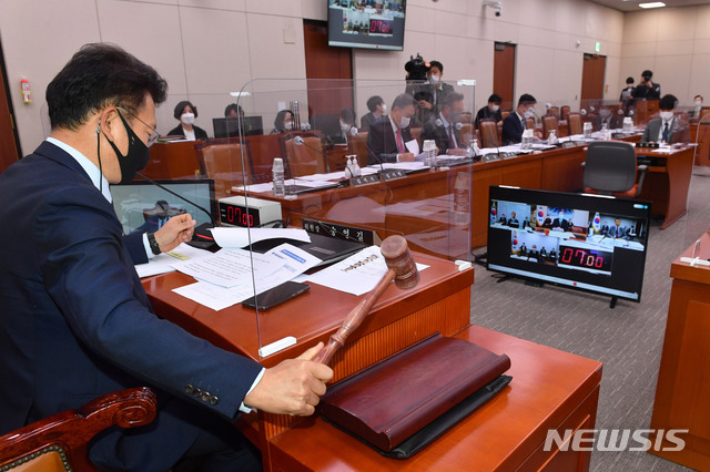 [서울=뉴시스] 전진환 기자 = 송영길 국회 외교통일위원회 위원장이 14일 서울 여의도 국회에서 열린 재외공관에 대한 국정감사에서 의사봉을 두드리고 있다. (공동취재사진) 2020.10.14. photo@newsis.com