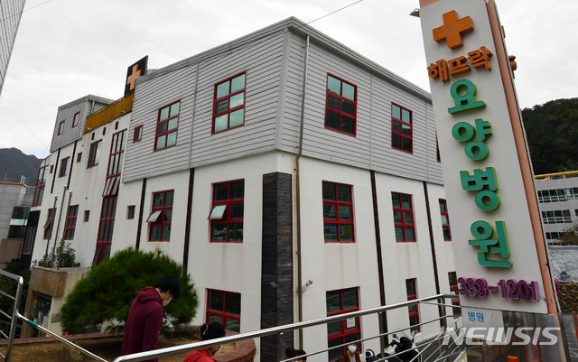 [부산=뉴시스] 하경민 기자 = 부산 북구의 한 요양병원에서 직원과 환자 등 52명이 신종 코로나바이러스 감염증(코로납19) 확진 판정을 받았다. 14일 해당 요양병원의 출입문이 굳게 닫힌 채 출입이 통제되고 있다. 이 병원은 전체가 동일집단격리(코호트 격리)에 들어갔다. 2020.10.14.&nbsp; yulnetphoto@newsis.com