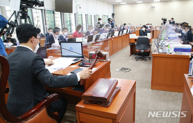 [서울=뉴시스]전진환 기자 = 김민석 위원장이 14일 오전 서울 여의도 국회에서 열린 보건복지위원회의 국민연금공단 국정감사에서 의사봉을 두드리고 있다. (공동취재사진) 2020.10.14.&nbsp; photo@newsis.com