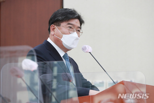 [서울=뉴시스]전진환 기자 = 김용진 국민연금공단 이사장이 14일 오전 서울 여의도 국회에서 열린 보건복지위원회의 국정감사에서 업무보고를 하고 있다. (공동취재사진) 2020.10.14.&nbsp; photo@newsis.com