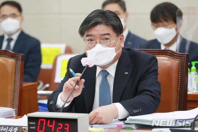 [서울=뉴시스]전진환 기자 = 김용진 국민연금공단 이사장. (공동취재사진) 2020.10.14. photo@newsis.com