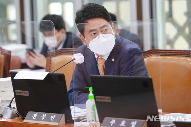 [서울=뉴시스]전진환 기자 = 전봉민 국민의힘 의원. (공동취재사진) 2020.10.14. photo@newsis.com