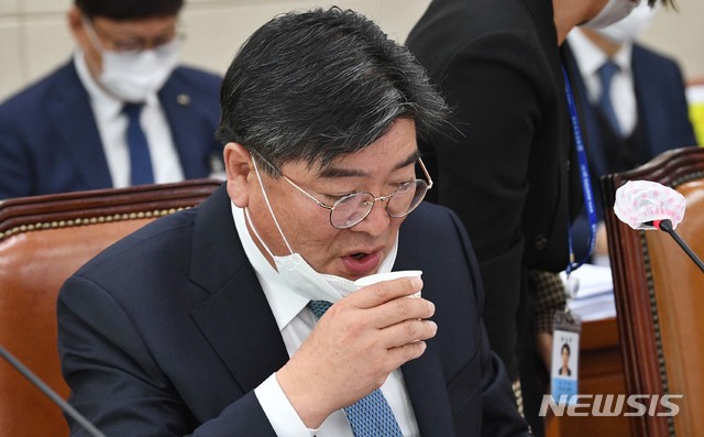 [서울=뉴시스]전진환 기자 = 김용진 국민연금공단 이사장이 14일 국회에서 열린 보건복지위원회의 국민연금공단에 대한 국정감사에서 물을 마시고 있다. (공동취재사진) 2020.10.14.&nbsp; photo@newsis.com