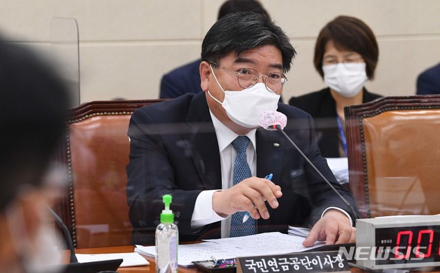 [서울=뉴시스]전진환 기자 = 김용진 국민연금공단 이사장이 14일 국회에서 열린 보건복지위원회의 국민연금공단에 대한 국정감사에서 의원 질의에 답변하고 있다. (공동취재사진) 2020.10.14.&nbsp; photo@newsis.com