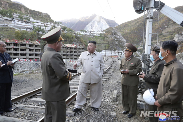 [검덕=AP/뉴시스]북한 조선중앙통신이 14일 제공한 촬영 날짜가 없는 사진에 김정은 북한 국무위원장이 태풍 '마이삭'으로 피해를 본 함경남도 검덕지구 농촌 마을을 방문해 복구 현장을 시찰하고 있다. 조선중앙통신은 김정은 위원장이 현장으로 향하던 중 산비탈의 낡은 주택들을 보면서 "너무나 기막힌 환경과 살림집에서 고생하는 인민의 실상을 제대로 알지 못했다"라고 자책했다고 전했다. 2020.10.14.