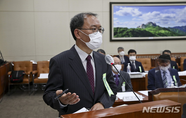 [서울=뉴시스]김선웅 기자 = 14일 오전 서울 여의도 국회 환경노동위원회에서 열린 중앙환경분쟁조정위원회 등 국정감사에 출석한 이호상 금강홍수통제소장이 의원들 질의에 답변하고 있다. (공동취재사진) 2020.10.14. photo@newsis.com