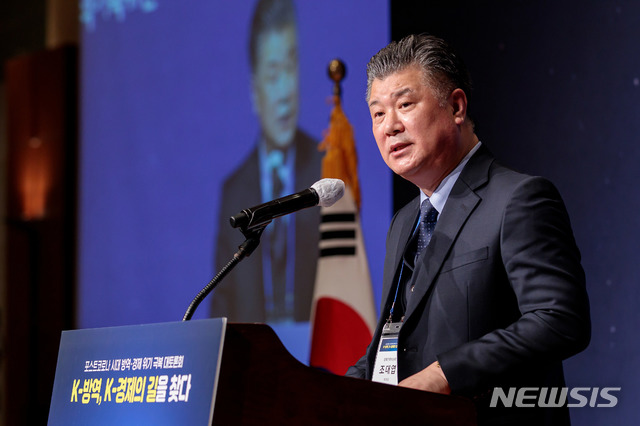 [서울=뉴시스] 조대엽 대통령직속 정책기획위원회 위원장이 14일 서울 용산구 백범기념관 컨벤션홀에서 열린 정책기획위원회·한국개발연구원(KDI)·대한예방의학회가 공동 주최한 포스트 코로나 시대 방역·경제 위기 극복을 모색하는 정책 토론회에 참석해 개회사를 하고 있다. (사진=정책기획위원회 제공) 2020.10.14.photo@newsis.com
