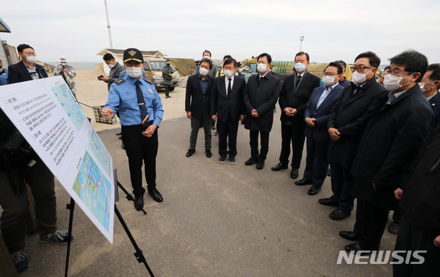 [연평도=뉴시스] 전진환 기자 = 이만희 간사를 비롯한 농해수위 소속 국민의힘 의원들이 14일 인천 소연평도를 방문해 신현호 인천해양경찰서 경비구조과장에게 해수부 공무원 피격 사건 관련 브리핑을 받고 있다. (공동취재사진) 2020.10.14. photo@newsis.com