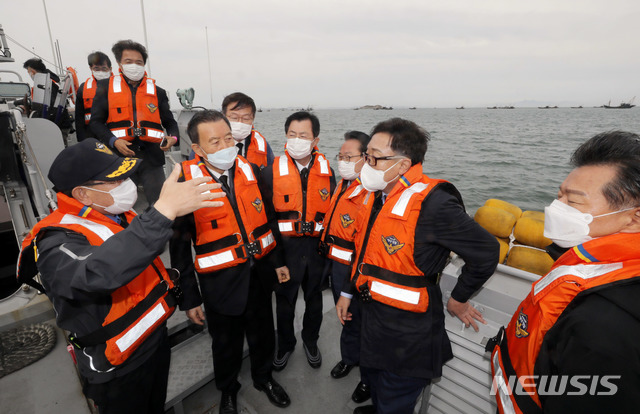[연평도=뉴시스] 전진환 기자 = 이만희 간사를 비롯한 농해수위 소속 국민의힘 의원들이 14일 해경 함정을 타고 인천 연평도 북측 NLL인근 해역에서 불법조업 중인 중국어선들을 살펴보고 있다. (공동취재사진) 2020.10.14. photo@newsis.com
