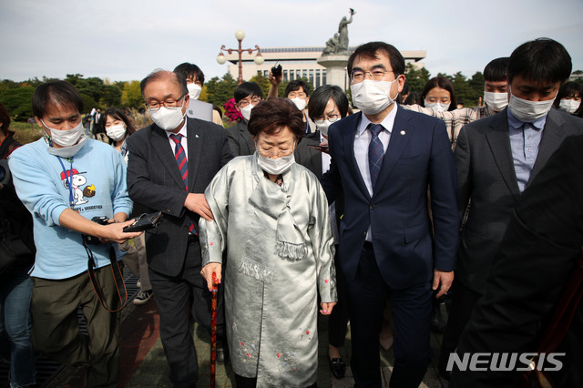 [서울=뉴시스]김선웅 기자 = 일본군 '위안부' 피해자 이용수 할머니가 14일 서울 여의도 국회에서 독일 베를린 미테구에 설치된 평화의 소녀상 철거 명령 철회 촉구 기자회견을 마친 뒤 주한 독일대사관으로 이동하고 있다. 2020.10.14. mangusta@newsis.com