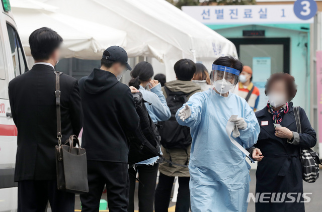 [서울=뉴시스] 박미소 기자 = 14일 오전 서울 중구 국립중앙의료원 신종 코로나바이러스 감염증(코로나19) 선별진료소에 검진을 받으러 온 시민들이 줄을 서 있다. 2020.10.14.&nbsp; misocamera@newsis.com