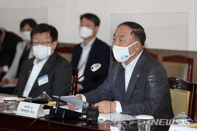 [서울=뉴시스]김명원 기자 = 홍남기 경제부총리 겸 기획재정부 장관이 14일 서울 종로구 정부서울청사에서 열린 제5차 소재·부품·장비 경쟁력강화위원회에 참석해 발언하고 있다. (공동취재사진) 2020.10.14.&nbsp; photo@newsis.com