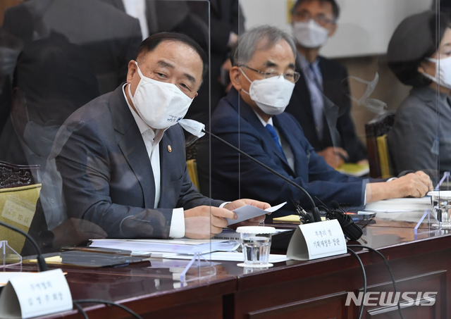 [서울=뉴시스]김명원 기자 = 홍남기 경제부총리 겸 기획재정부 장관이 14일 서울 종로구 정부서울청사에서 열린 제5차 소재·부품·장비 경쟁력강화위원회에 참석해 발언하고 있다. (공동취재사진) 2020.10.14.&nbsp; photo@newsis.com