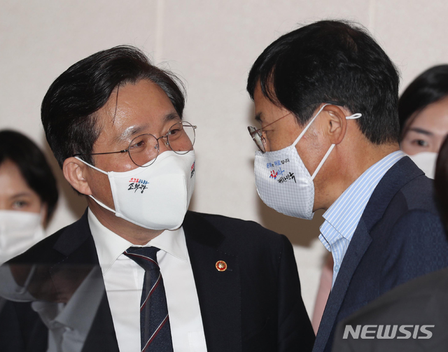 [서울=뉴시스]김명원 기자 = 이호승(오른쪽) 청와대 경제수석과 성윤모 산업통상자원부 장관이 14일 서울 종로구 정부서울청사에서 열린 제5차 소재·부품·장비 경쟁력강화위원회에서 대화를 나누고 있다. (공동취재사진) 2020.10.14. photo@newsis.com