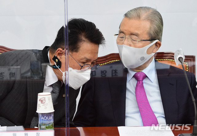 [서울=뉴시스] 전진환 기자 = 김종인 국민의힘 비상대책위원장과 정운천 국민통합위원장이 14일 국회에서 열린 국민통합위원회 제1차회의에서 대화를 나누고 있다. (공동취재사진) 2020.10.14.&nbsp; photo@newsis.com