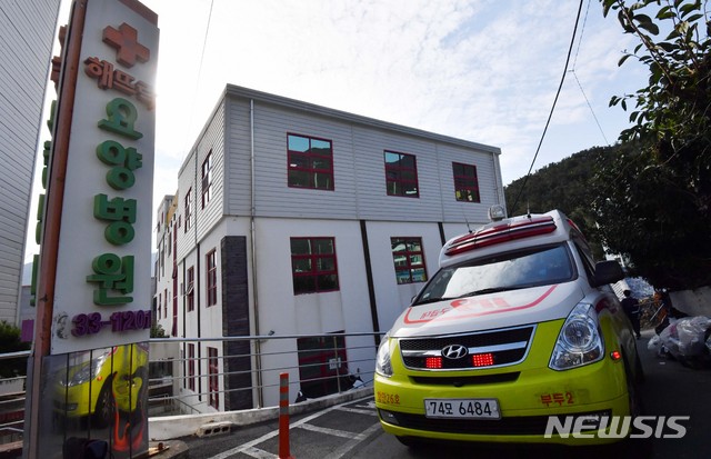 [부산=뉴시스] 하경민 기자 = 부산 북구의 한 요양병원에서 직원과 환자 등 53명이 신종 코로나바이러스 감염증(코로납19) 확진 판정을 받은 가운데 14일 요양병원에서 119구급차량을 이용해 확진환자를 격리병원으로 이송하고 있다. 이 병원은 동일집단격리(코호트 격리) 조치가 내려져 출입이 통제되고 있다. 2020.10.14.&nbsp; yulnetphoto@newsis.com