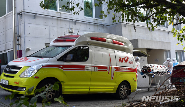[부산=뉴시스] 하경민 기자 = 부산 북구의 한 요양병원에서 직원과 환자 등 53명이 신종 코로나바이러스 감염증(코로납19) 확진 판정을 받은 가운데 14일 요양병원에서 119구급차량을 이용해 확진환자를 격리병원으로 이송하고 있다. 이 병원은 동일집단격리(코호트 격리) 조치가 내려져 출입이 통제되고 있다. 2020.10.14.&nbsp; yulnetphoto@newsis.com