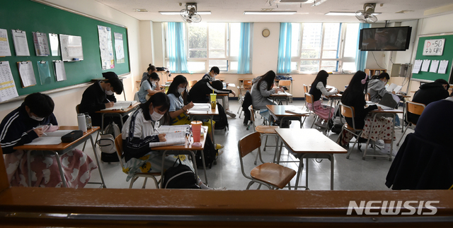 [수원=뉴시스] 김종택기자 = 2021학년도 대학수학능력시험을 50일 앞둔 14일 경기 수원시 장안구 조원고등학교에서 고3 수험생들이 수능 준비를 하고 있다. 2020.10.14. jtk@newsis.com
