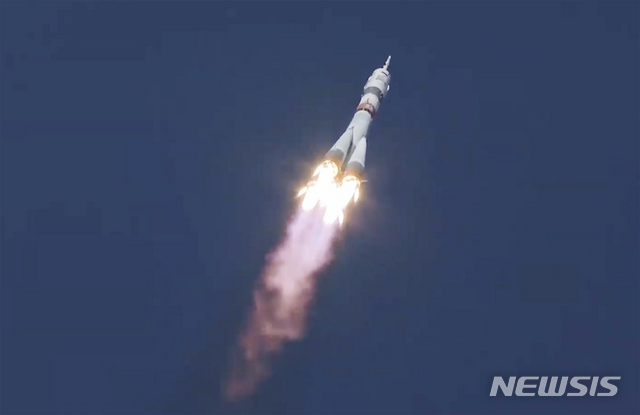 [AP/뉴시스] 14일 러시아 로스코스모스 제공 사진으로 소유즈 로켓이 비행사 3명 탑승의 소유즈 우주선을 장착하고 ISS를 향해 날아가고 있다.