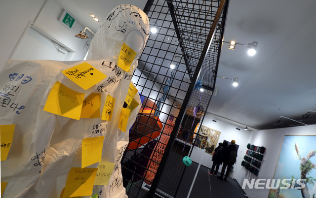 [서울=뉴시스] 이영환 기자 = 14일 오후 서울 강남구 셀피 갤러리에 2020 아트프라이즈 강남의 일환으로 작품들이 전시되어 있다. 논현동 가구거리에서 진행되는 초대형 미술경연대회 '2020 아트프라이즈 강남'은 18일 까지 열린다. 2020.10.14.&nbsp; 20hwan@newsis.com