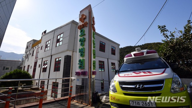 [부산=뉴시스] 하경민 기자 = 부산 북구의 한 요양병원에서 직원과 환자 등 53명이 신종 코로나바이러스 감염증(코로납19) 확진 판정을 받은 가운데 14일 요양병원에서 119구급차량을 이용해 확진환자를 격리병원으로 이송하고 있다. 이 병원은 동일집단격리(코호트 격리) 조치가 내려져 출입이 통제되고 있다. 2020.10.14.&nbsp; yulnetphoto@newsis.com