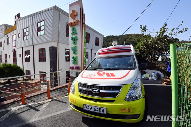 [부산=뉴시스] 하경민 기자 = 부산 북구의 한 요양병원에서 직원과 환자 등 53명이 신종 코로나바이러스 감염증(코로납19) 확진 판정을 받은 가운데 14일 요양병원에서 119구급차량을 이용해 확진환자를 격리병원으로 이송하고 있다. 이 병원은 동일집단격리(코호트 격리) 조치가 내려져 출입이 통제되고 있다. 2020.10.14.&nbsp; yulnetphoto@newsis.com
